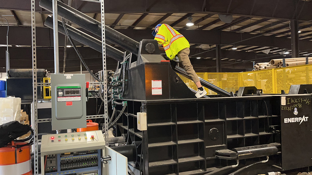 ENERPAT Iron Scrap Baling Press Installed ENERPAT 鉄スクラップ梱包プレス設置