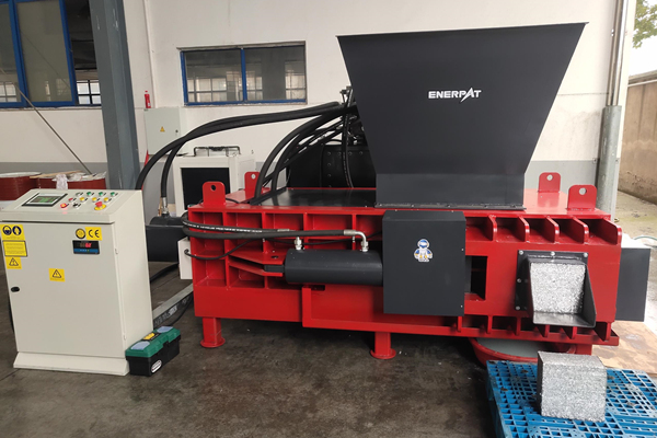 自動車部品会社 鉄スクラップ梱包