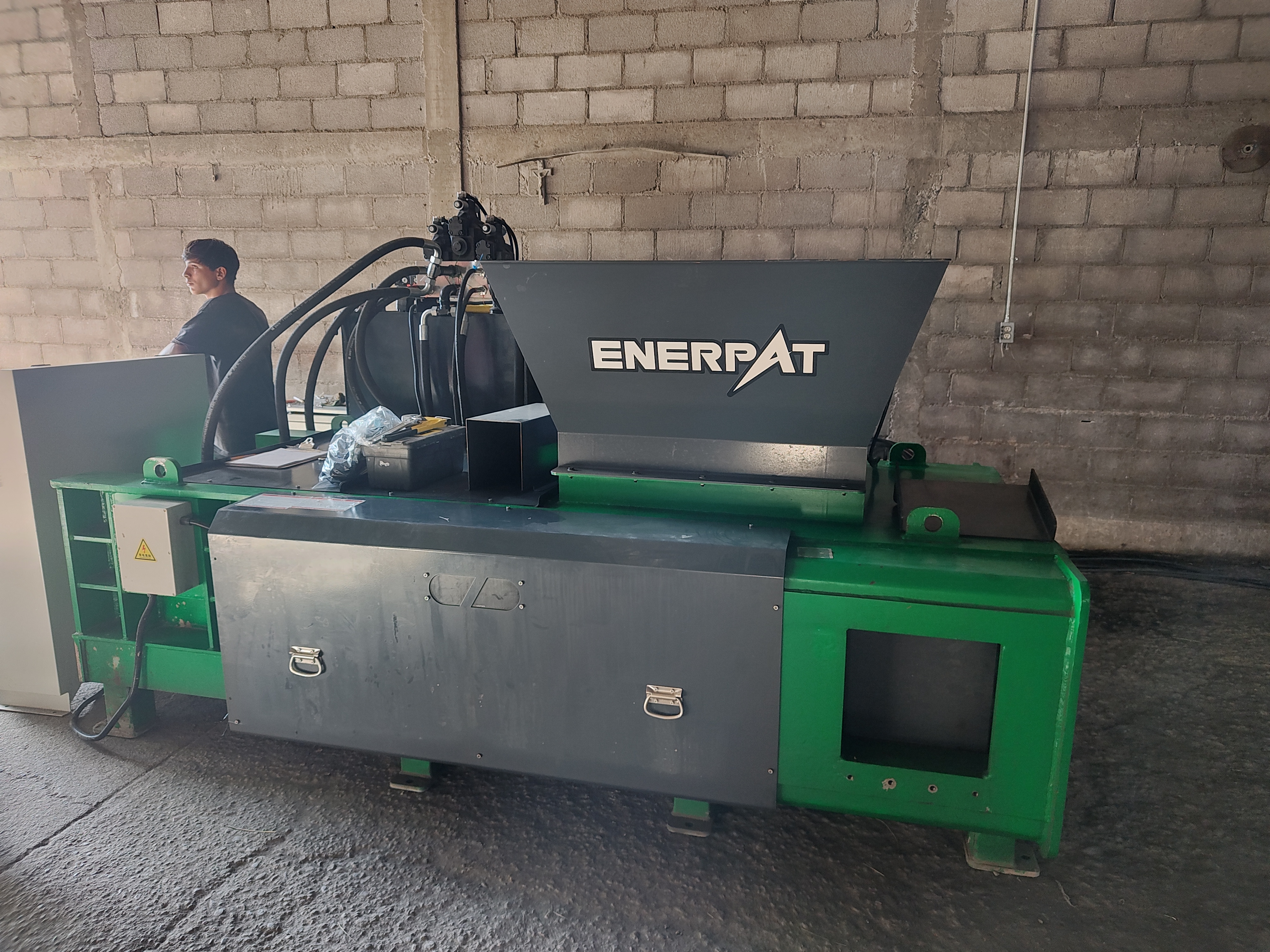 メキシコ、チワワ: ENERPAT AMB-H1075-100 ホッパー型金属スクラップベーラー設置
