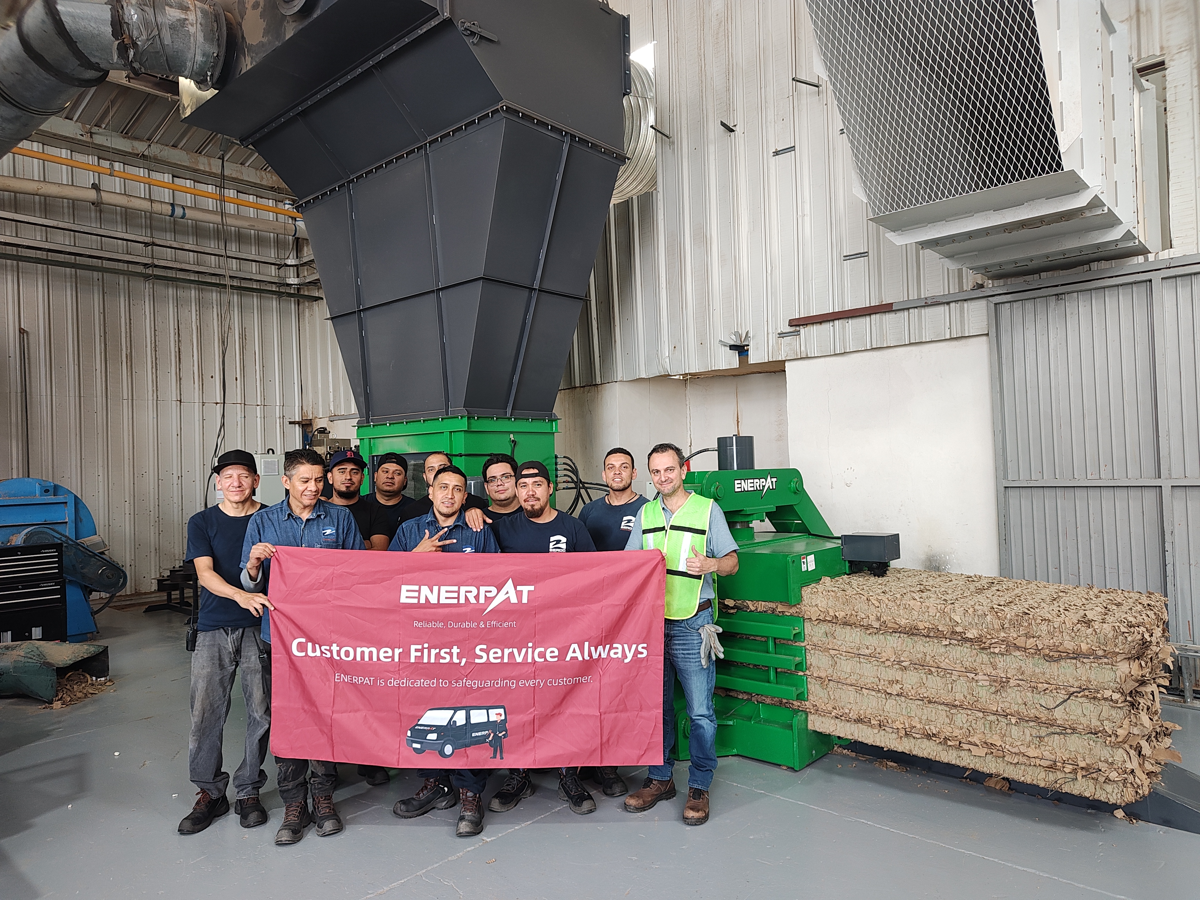 レオン、メキシコ: ENERPAT HBA80-11075 オートタイ水平ベーラーが設置されました