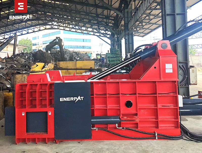 金属スクラップ梱包プレス機